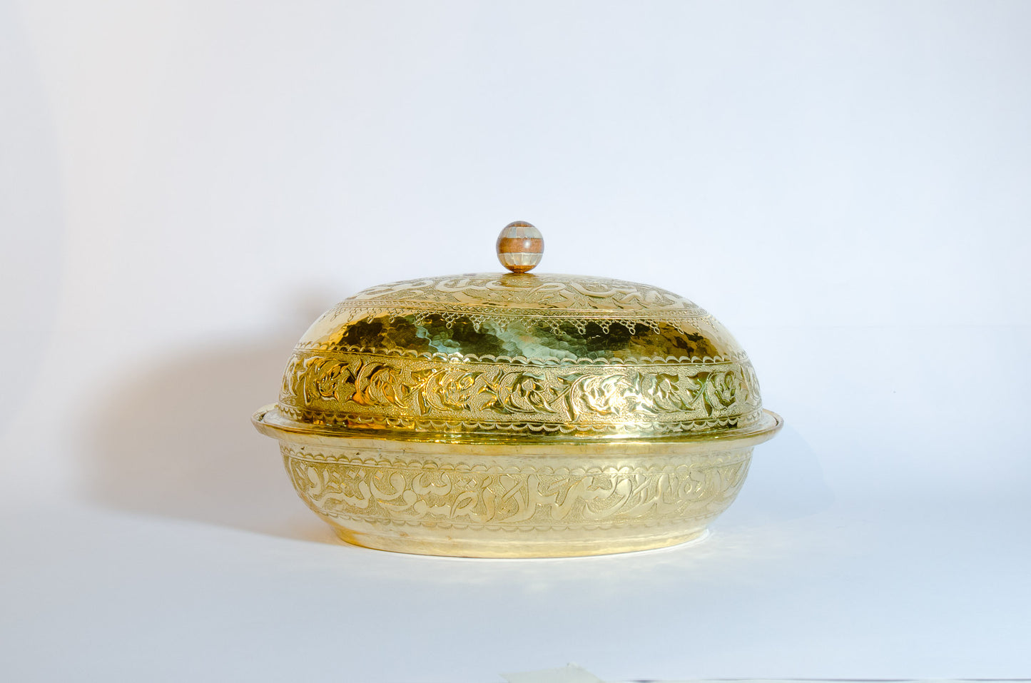 ساخان ذهبي بيضاوي بمقابض صدف