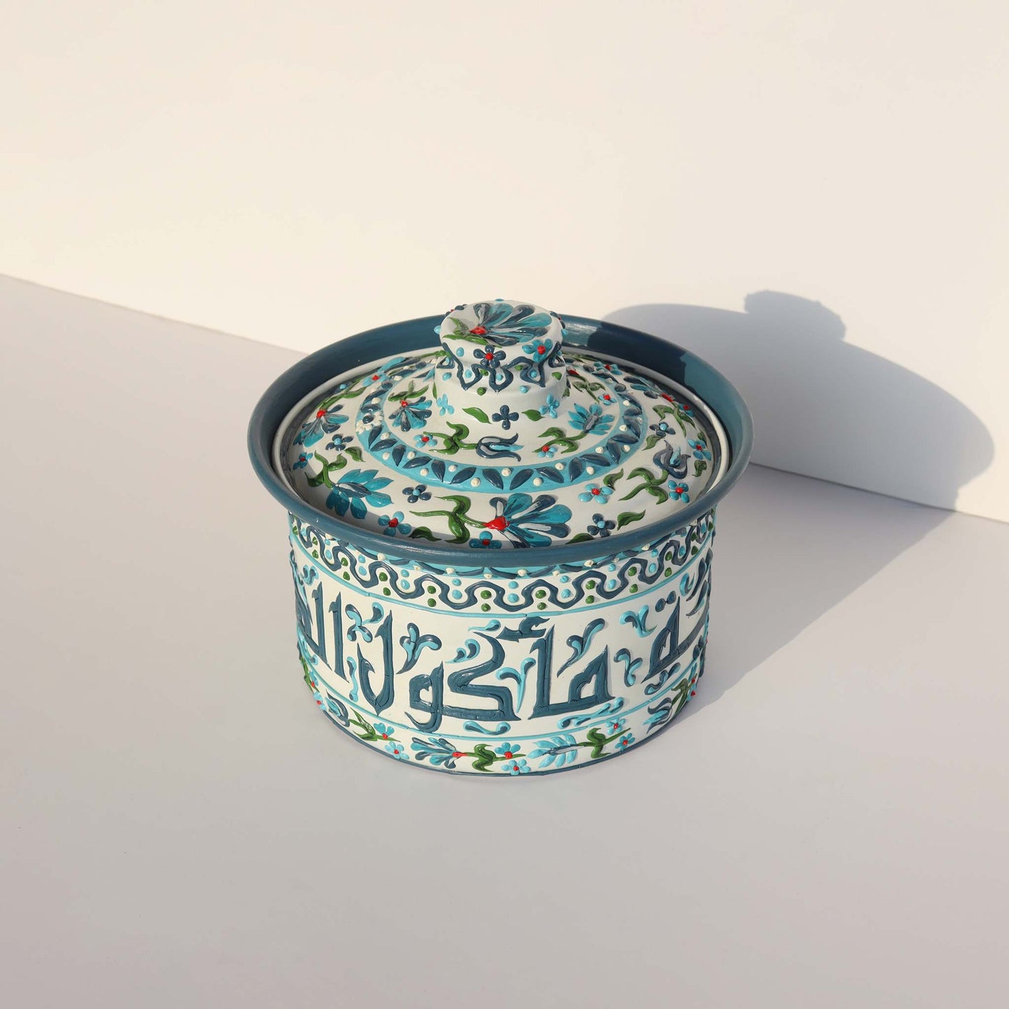 Casserole Mina Arabic Calligraphy in durable aluminum with elegant Mina design and Arabic calligraphy, perfect for stylish serving.