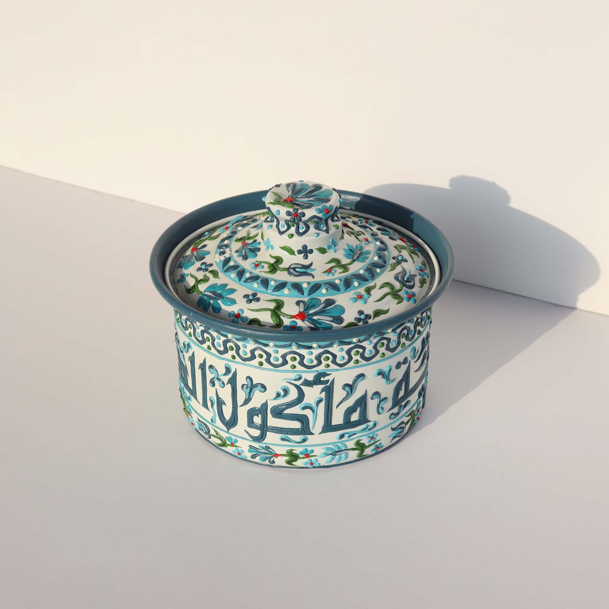 Casserole Mina Arabic Calligraphy in durable aluminum with elegant Mina design and Arabic calligraphy, perfect for stylish serving.