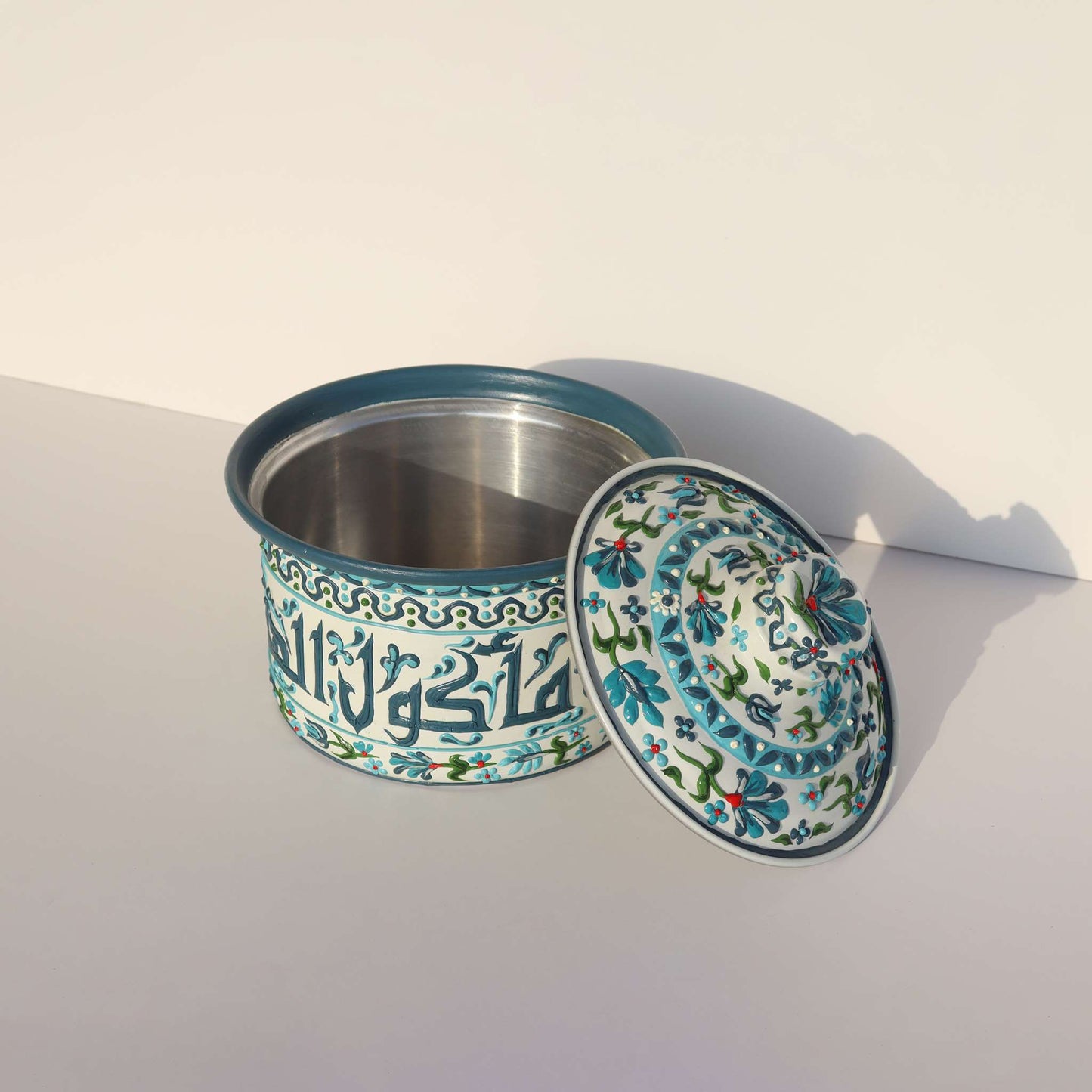 Casserole Mina Arabic Calligraphy with lid, showcasing intricate calligraphy and floral designs on a durable aluminum body.