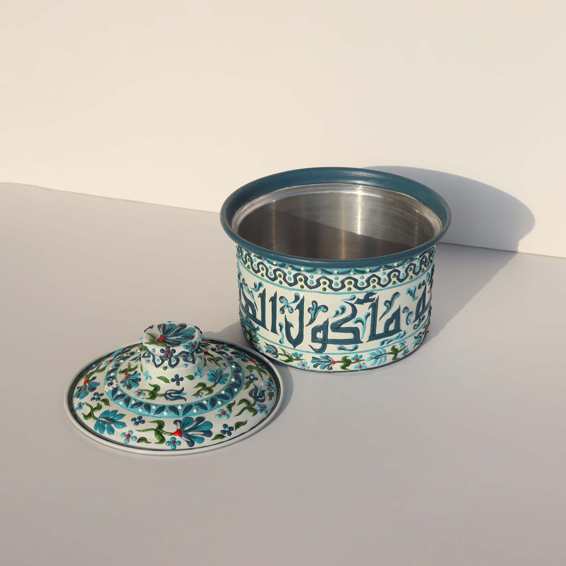 Casserole Mina Arabic Calligraphy in aluminum with Arabic calligraphy design, elegant for serving savory and sweet dishes in style.