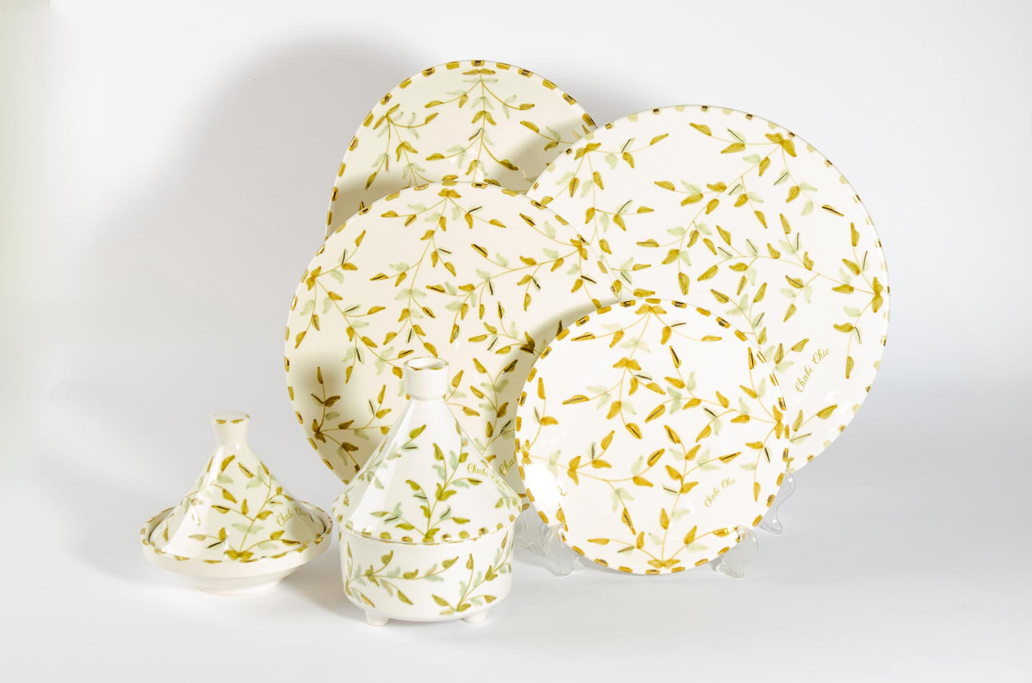 طبق بيضاوي كبير مزين بالزهور، مصنوع من السيراميك الذهبي