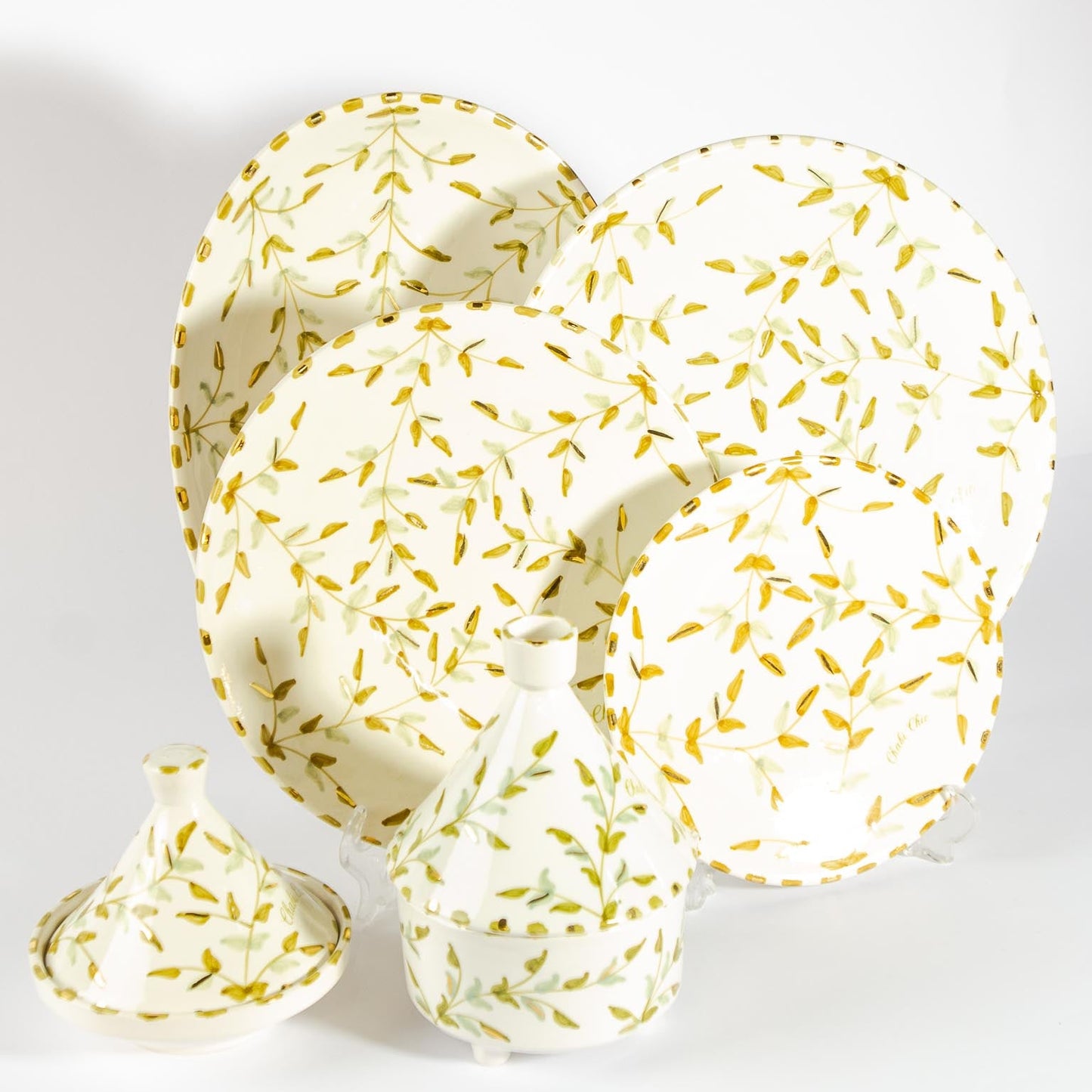 طبق بيضاوي كبير مزين بالزهور، مصنوع من السيراميك الذهبي