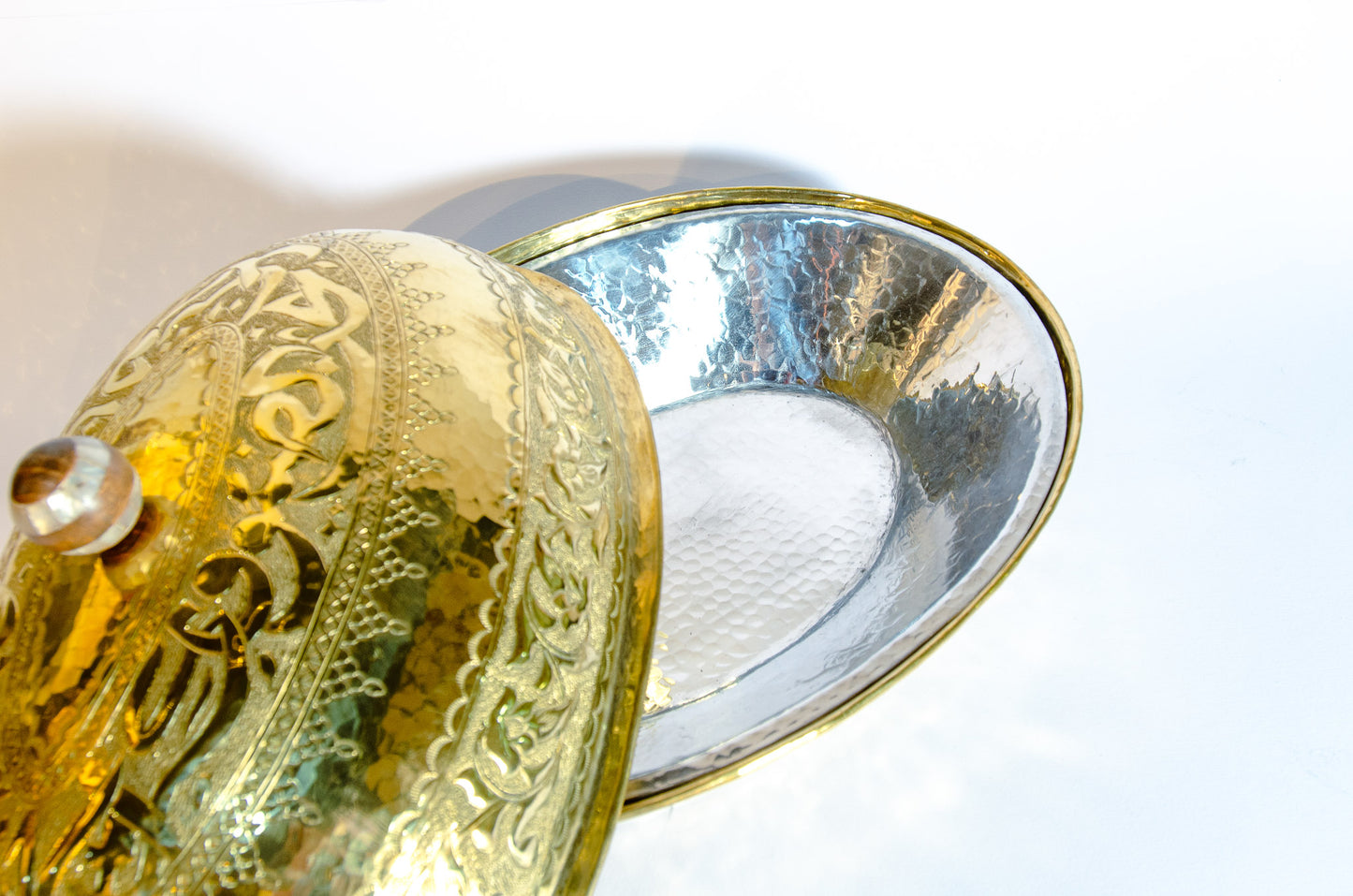 ساخان ذهبي بيضاوي بمقابض صدف