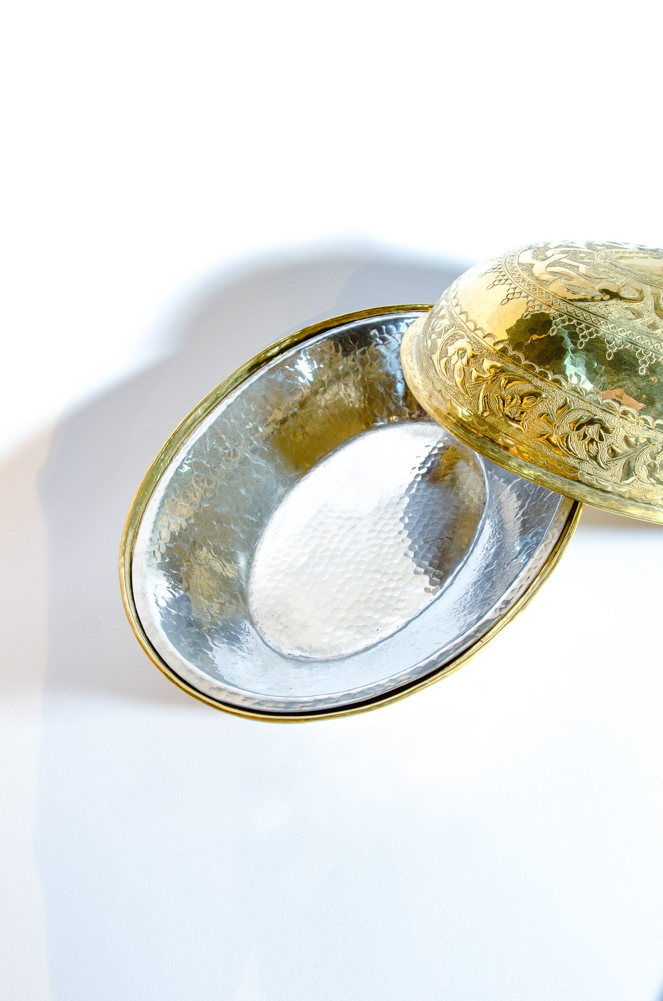 ساخان ذهبي بيضاوي بمقابض صدف