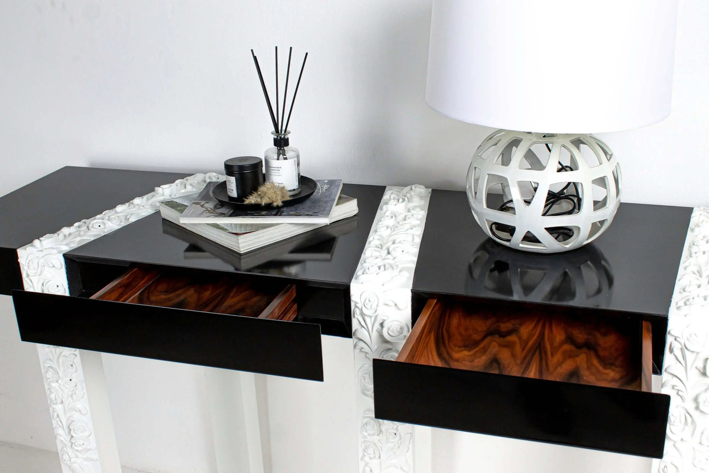 Figen Console White & Black - Pieces SA