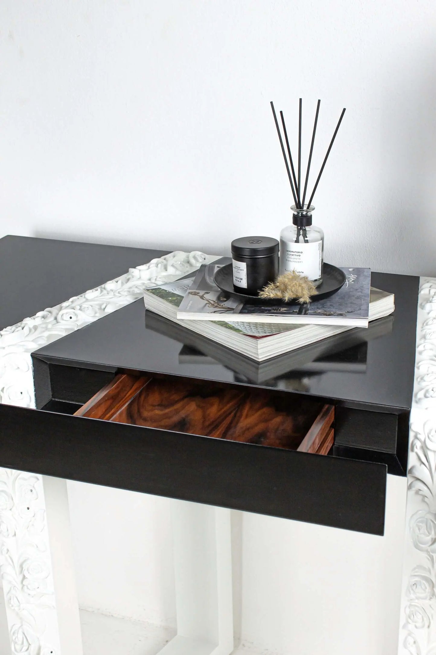 Figen Console White & Black - Pieces SA