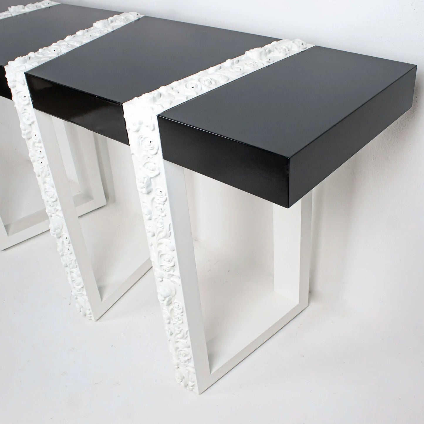 Figen Console White & Black - Pieces SA