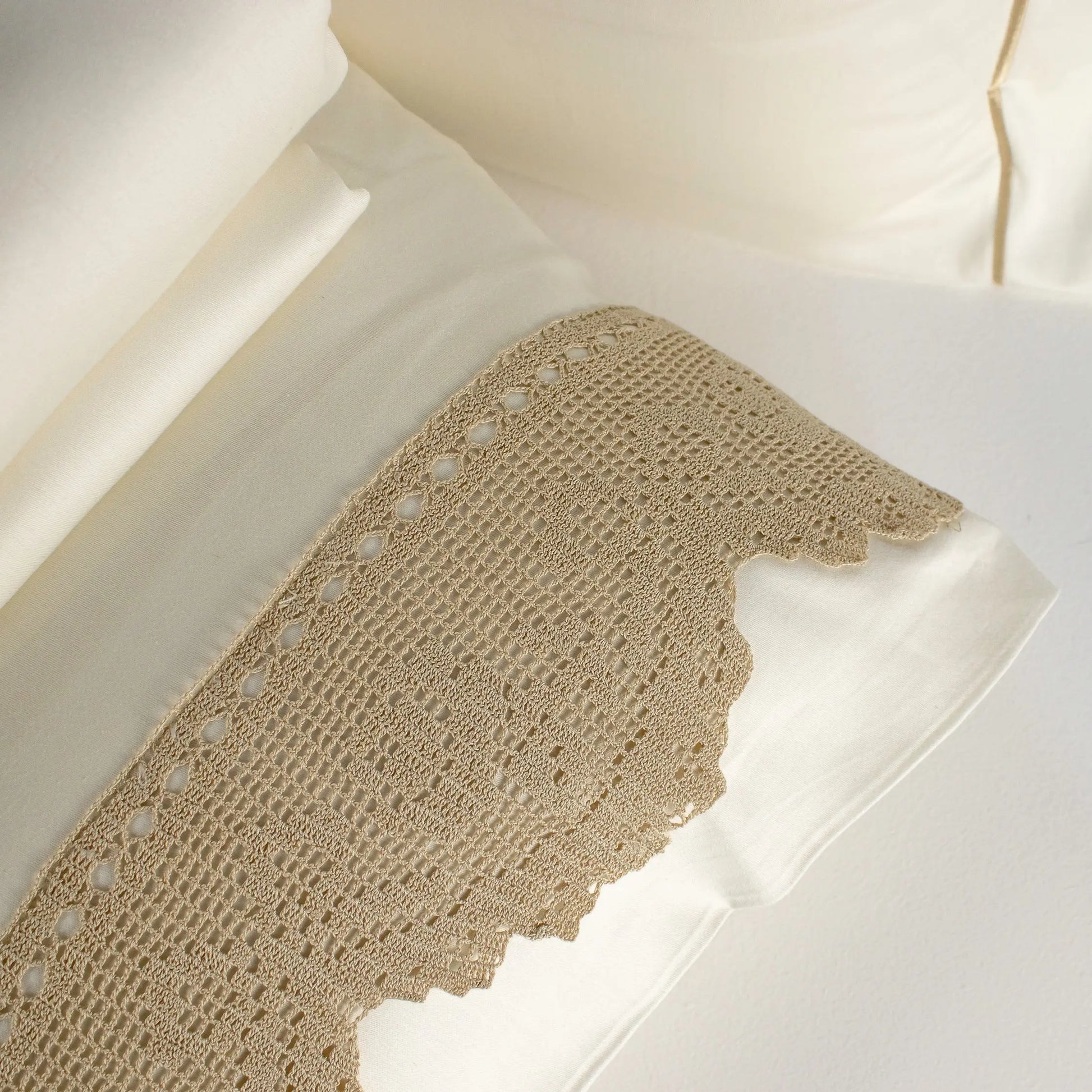 Bed Set Cream With Brown Lace - Pieces SA