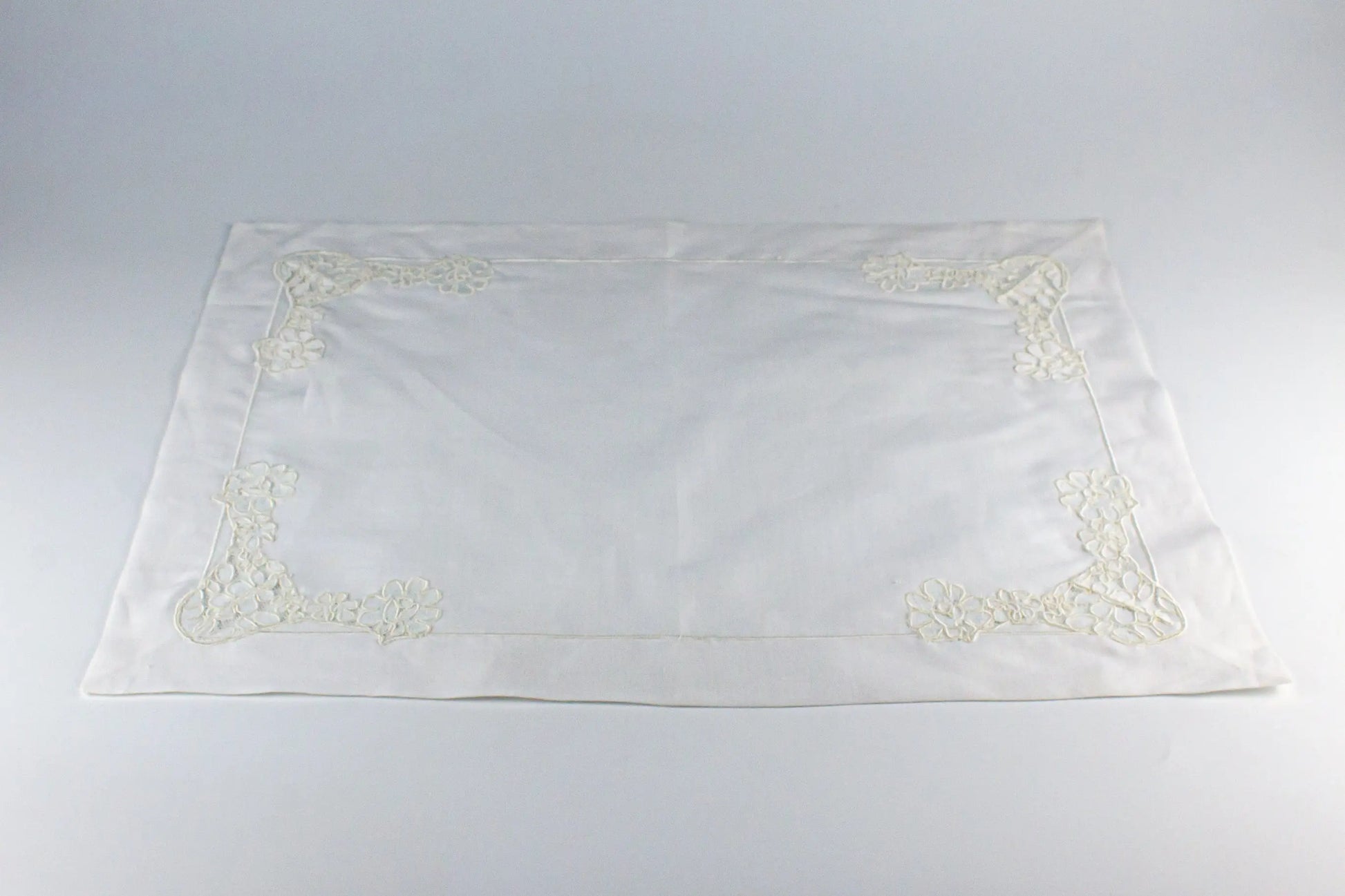 Damasque White Table Mat - Pieces SA