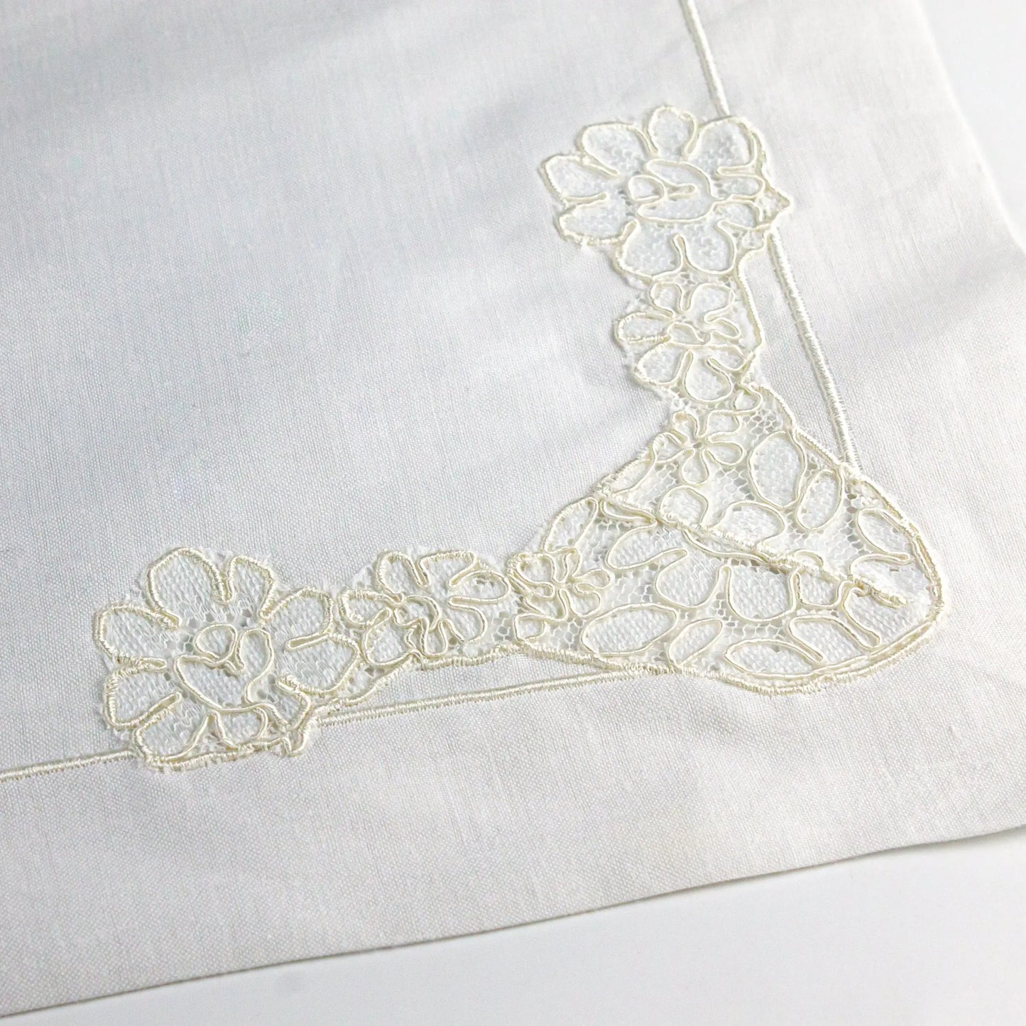 Damasque White Table Mat - Pieces SA