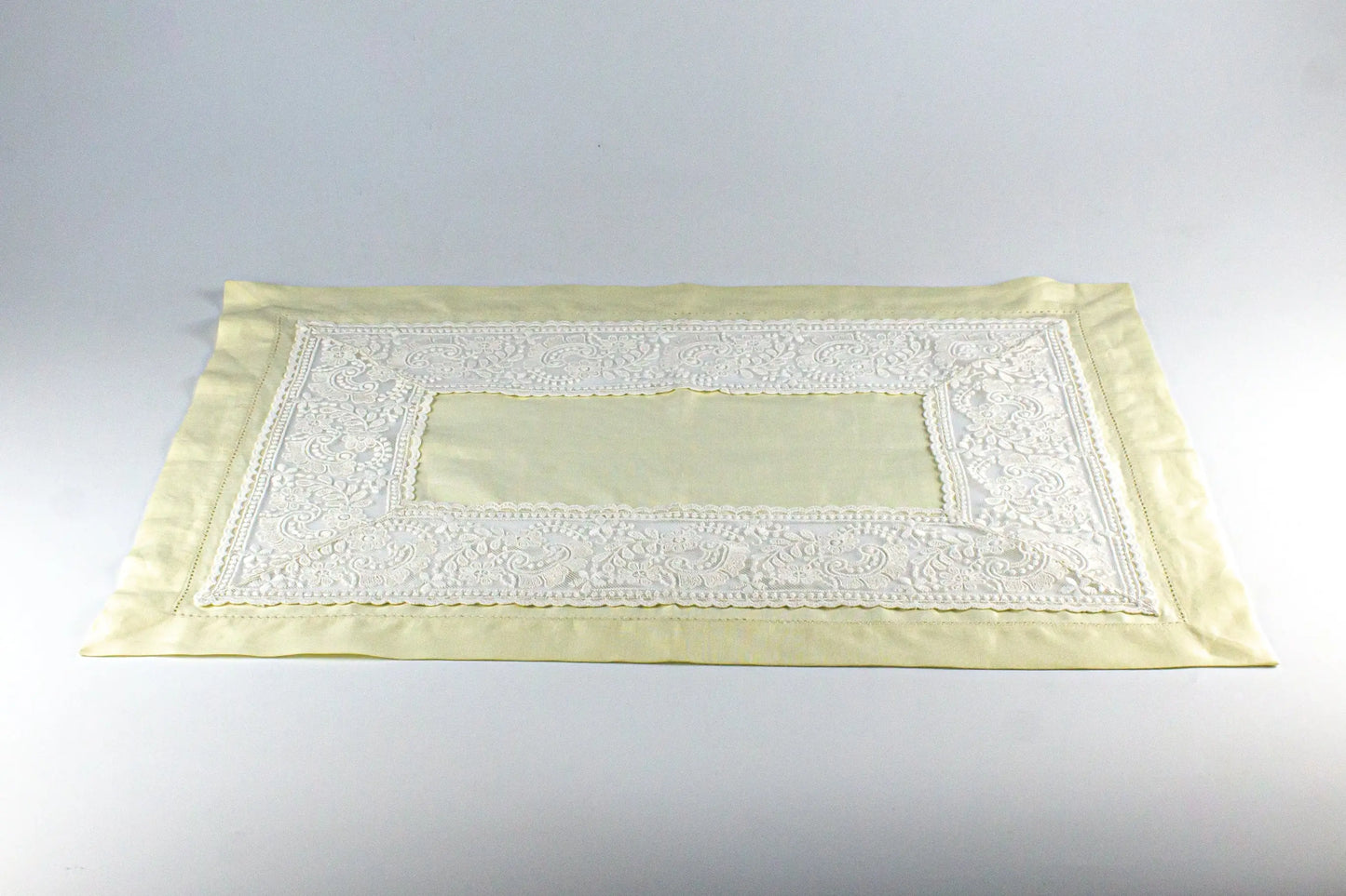 Damasque Beige White Table Mat - Pieces SA