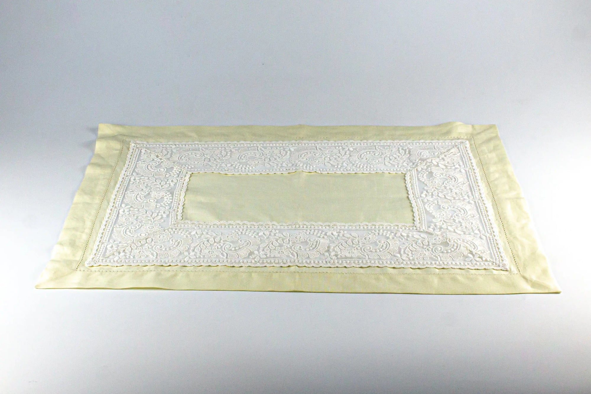 Damasque Beige White Table Mat - Pieces SA