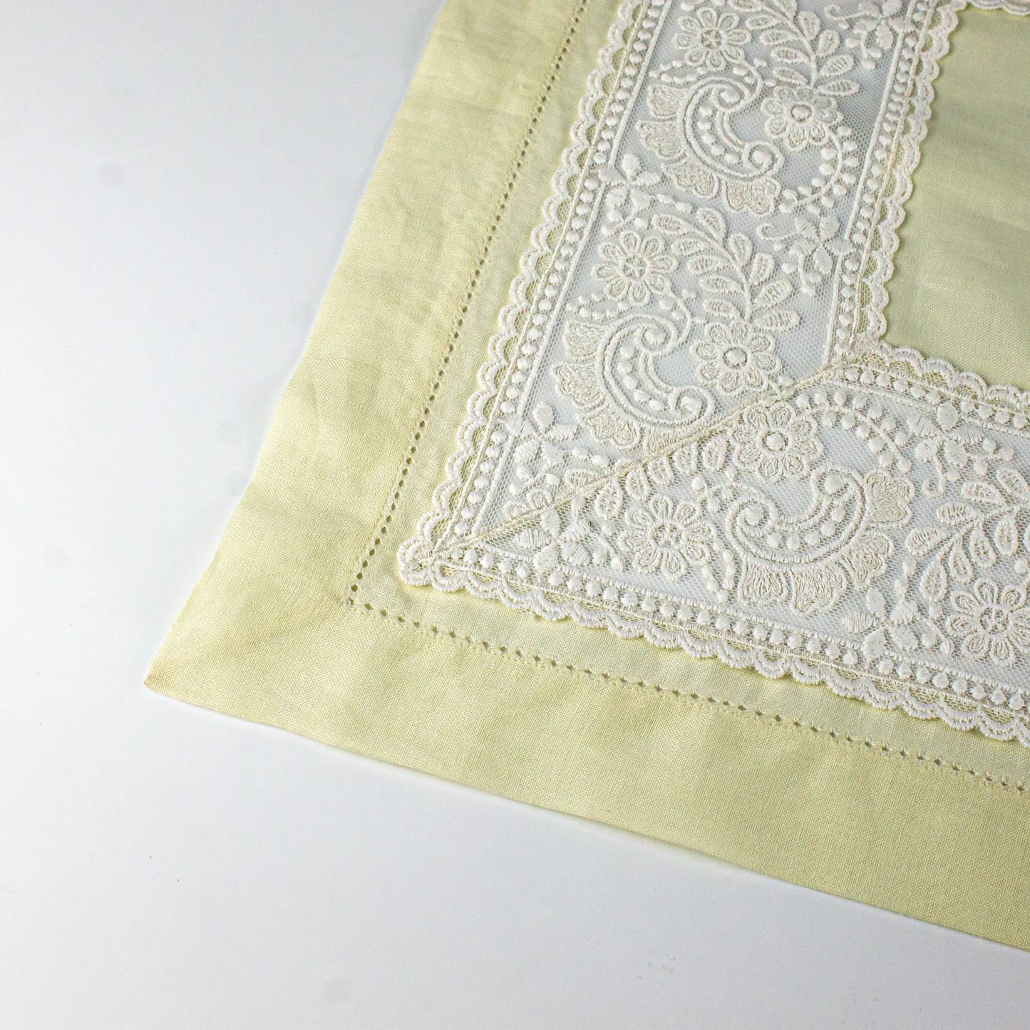 Damasque Beige White Table Mat - Pieces SA