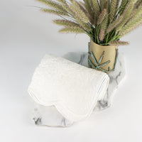 Load image into Gallery viewer, Guest Towel Scallop Cairo White
