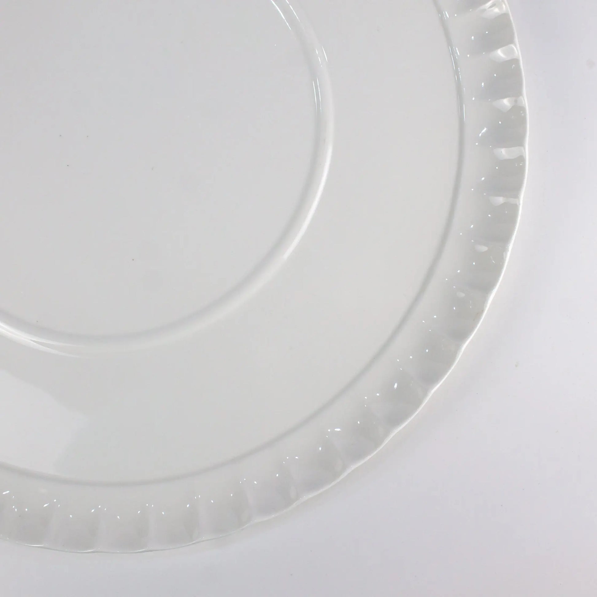 L Ripple Plate In Porcelain - Pieces SA