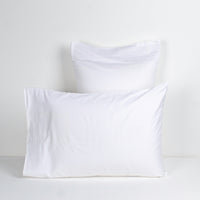 Load image into Gallery viewer, Kassatex White Lined Stride Pillowcase Set
