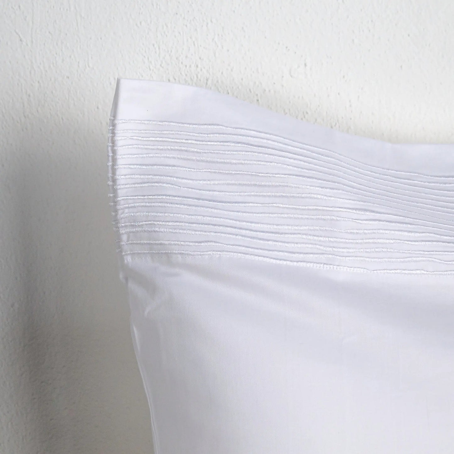 Kassatex White Lined Stride Pillowcase Set - Pieces SA